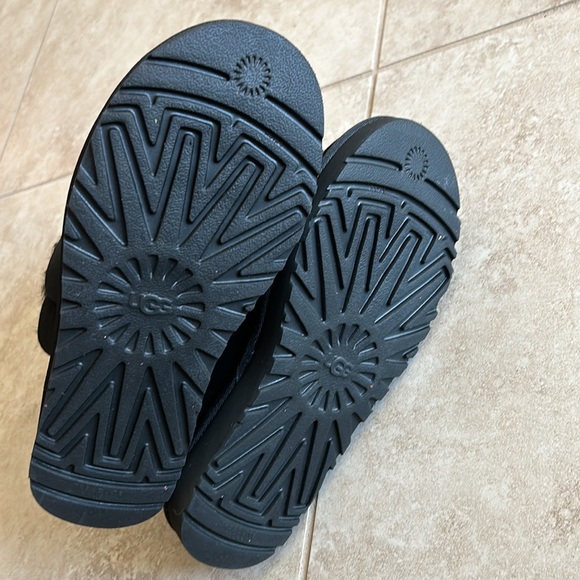 NWOB UGG Women's Bailey Button II Boot - Black (US 5) - Picture 4 of 8